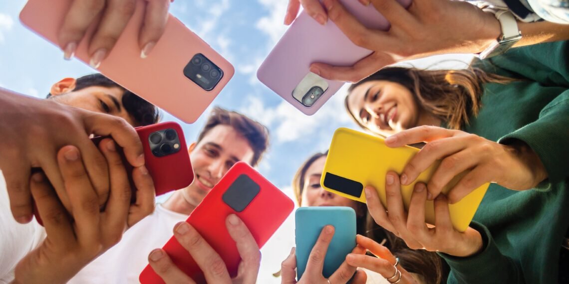 सोशल मीडिया पर छाया नया ट्रेंड: युवाओं के बीच तेजी से वायरल हो रहे छोटे वीडियो और डिजिटल कंटेंट