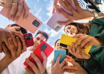 सोशल मीडिया पर छाया नया ट्रेंड: युवाओं के बीच तेजी से वायरल हो रहे छोटे वीडियो और डिजिटल कंटेंट