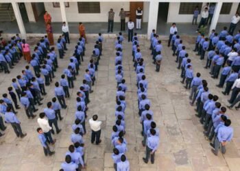 गुमला में शिक्षा व्यवस्था पर चर्चा तेज: सरकारी स्कूलों में सुविधाओं में सुधार, लेकिन शिक्षकों की कमी बनी चुनौती