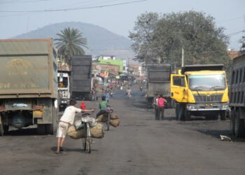 रामगढ़ में कोयला परिवहन से बढ़ी ट्रैफिक समस्या: स्थानीय लोगों ने उठाई बेहतर यातायात व्यवस्था की मांग