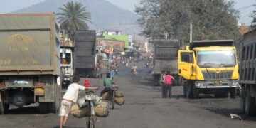 रामगढ़ में कोयला परिवहन से बढ़ी ट्रैफिक समस्या: स्थानीय लोगों ने उठाई बेहतर यातायात व्यवस्था की मांग