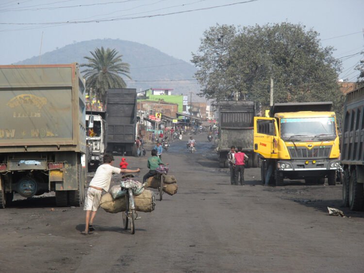 रामगढ़ में कोयला परिवहन से बढ़ी ट्रैफिक समस्या: स्थानीय लोगों ने उठाई बेहतर यातायात व्यवस्था की मांग