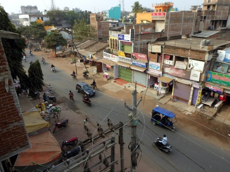 गोड्डा में औद्योगिक गतिविधियों से बढ़ी आर्थिक उम्मीदें: रोजगार के अवसर बढ़े, लेकिन बुनियादी सुविधाओं की चुनौती कायम