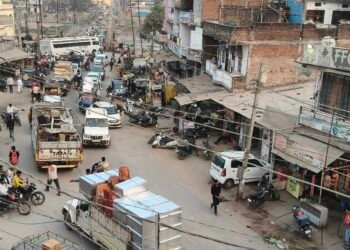 गढ़वा शहर में विकास की रफ्तार और चुनौतियां: सड़क परियोजनाओं से बढ़ी उम्मीदें, रोजगार और बुनियादी सुविधाओं पर सवाल