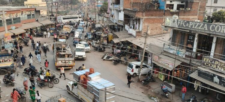 गढ़वा शहर में विकास की रफ्तार और चुनौतियां: सड़क परियोजनाओं से बढ़ी उम्मीदें, रोजगार और बुनियादी सुविधाओं पर सवाल