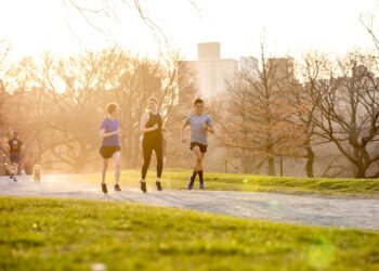 बदलती जीवनशैली से बढ़ रही स्वास्थ्य समस्याएं: विशेषज्ञों ने संतुलित आहार और नियमित व्यायाम पर दिया जोर