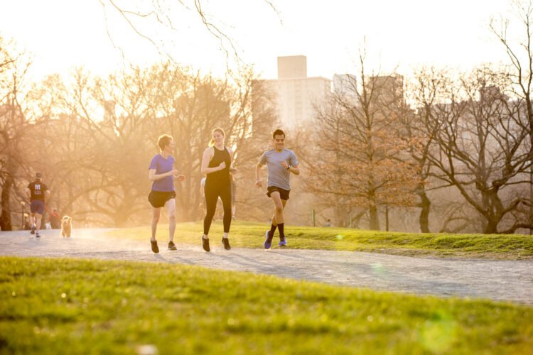 बदलती जीवनशैली से बढ़ रही स्वास्थ्य समस्याएं: विशेषज्ञों ने संतुलित आहार और नियमित व्यायाम पर दिया जोर