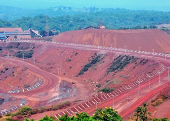 सिंहभूम में खनिज संसाधनों और औद्योगिक गतिविधियों से बढ़ रही आर्थिक हलचल: रोजगार के अवसर बढ़े, पर्यावरण संरक्षण पर भी चर्चा