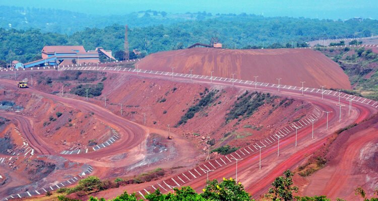 सिंहभूम में खनिज संसाधनों और औद्योगिक गतिविधियों से बढ़ रही आर्थिक हलचल: रोजगार के अवसर बढ़े, पर्यावरण संरक्षण पर भी चर्चा