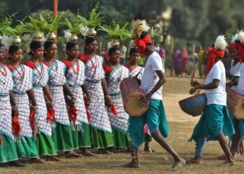चाईबासा में आदिवासी संस्कृति और परंपराओं की झलक: स्थानीय त्योहारों और मेलों में उमड़ रही लोगों की भीड़