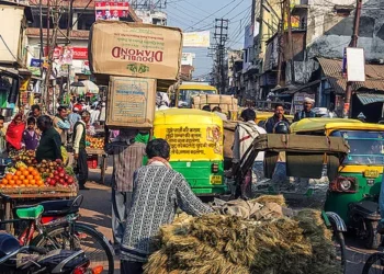 गुमला में सड़क और परिवहन व्यवस्था पर उठे सवाल: बढ़ते ट्रैफिक और खराब सड़कों से लोग परेशान